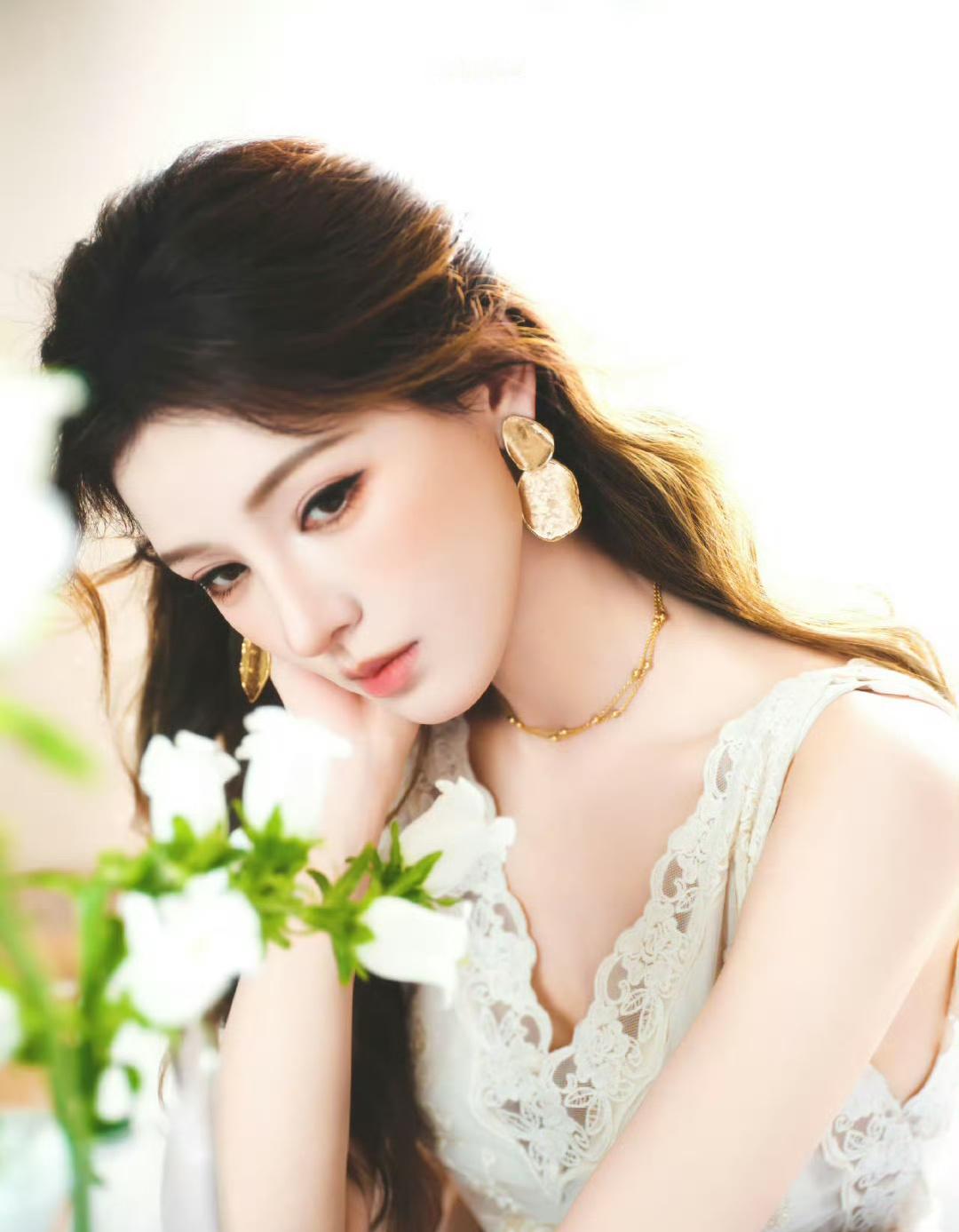 被张予曦这个妆造美到了哇！完全洋娃娃，这个耳坠真的好好看！ 