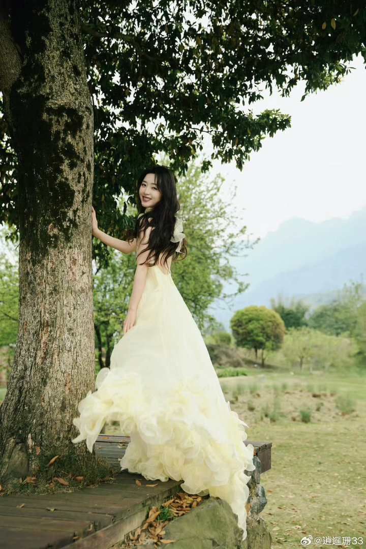 邓恩熙明媚具象化了邓恩熙好明媚一女孩 邓恩熙这组图，把春日氛围感拉满了。浅黄色衬