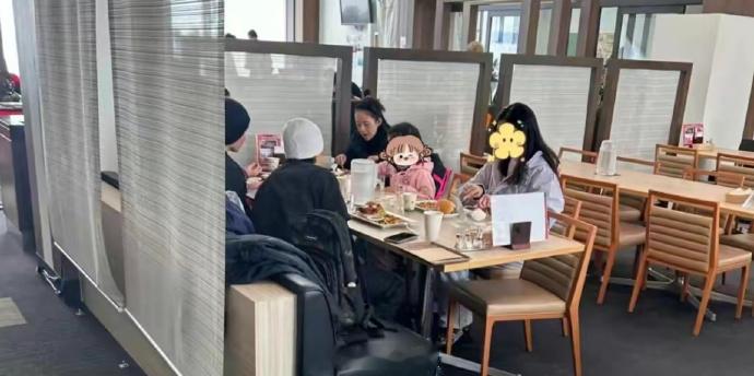 #日本偶遇章子怡带孩子滑雪# 有网友在日本偶遇章子怡一家，在北海道带孩子滑雪，章