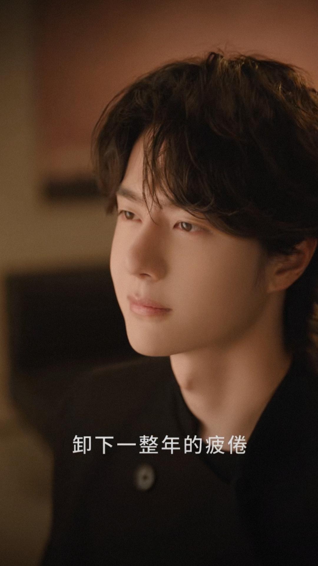 无比干净清澈的底色，
纯粹的少年感和骨子里的那份赛车手、攀岩者的坚韧与勇气，
王