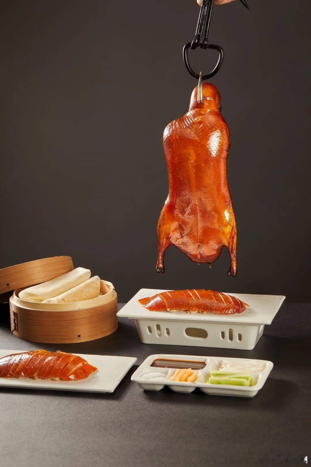 #用机器人跨越北京中轴线# 正阳门下，北京中轴线承载伟大文明创造。如今机器人跨越