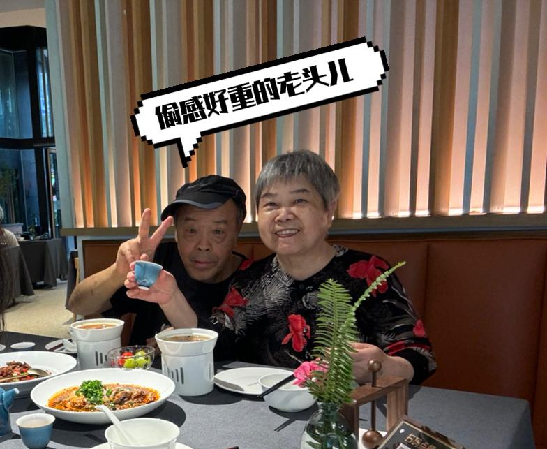 老爸是个幽默的老头，因为他平时就很爱开玩笑，特别喜感，还有点儿偷感，所以我们都跟