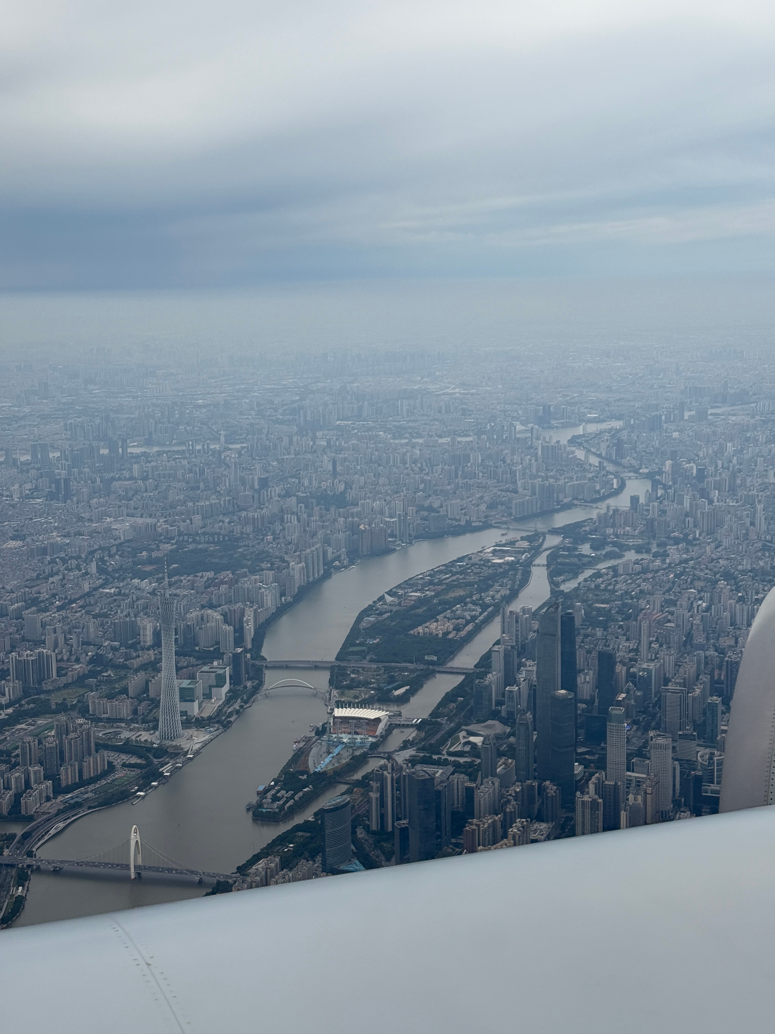 广州是有点意思的，飞机可以飞过整个城市上空，从中心地标掠过。 