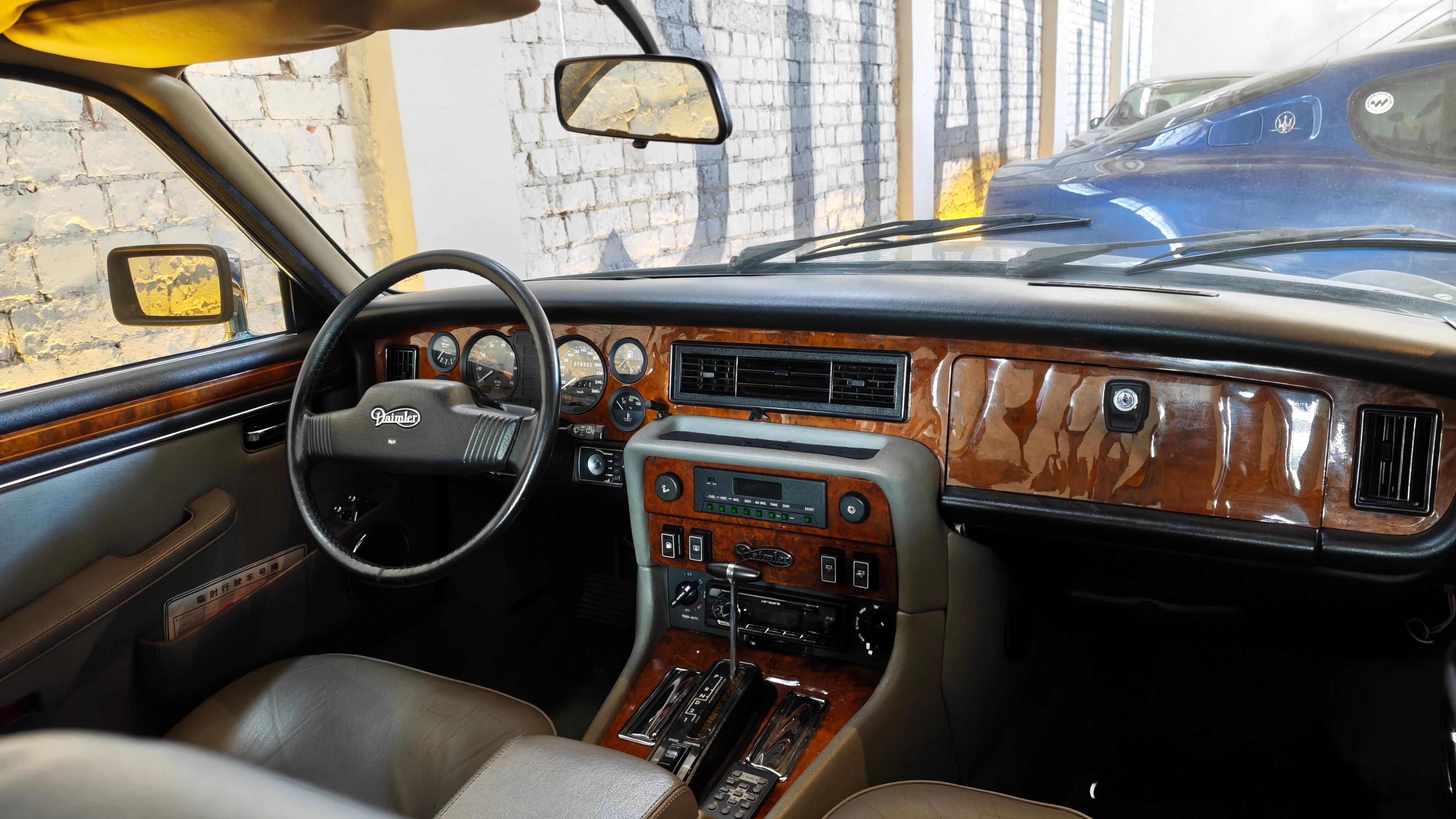 美好的一天应该从一辆美车开始，戴姆勒Double Six。如此纤薄优雅的轿车再也