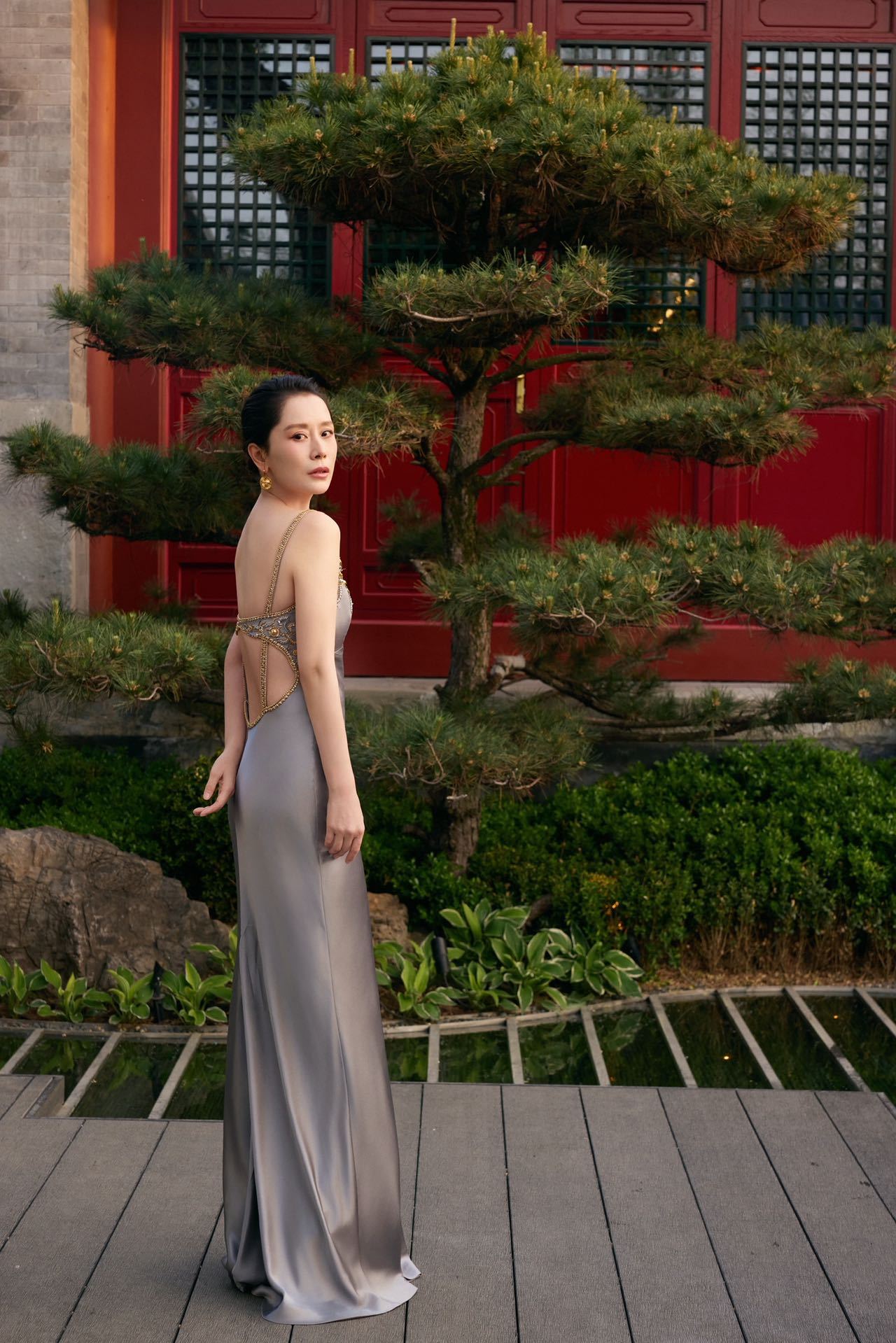 海清最新活动中一身利落的黑色西装外套搭配连衣裙，大气又灵动舒展，多元的时装遇上光