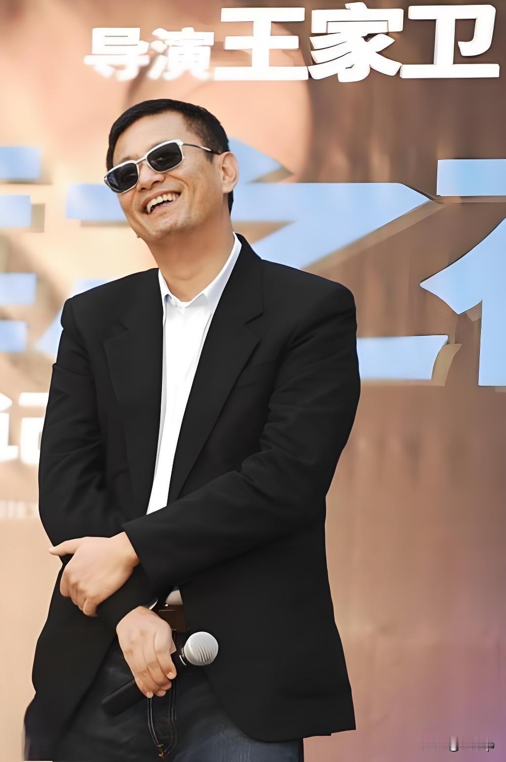 墨镜王家卫的奋斗经历
出生于上海，5岁时随父母移居到香港
刚到香港没多久他当船员