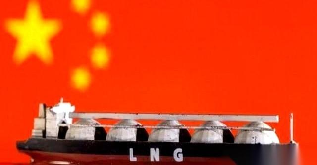 有时候想想真挺魔幻的。
那边厢，最先进的S-400导弹、苏-30战机，源源不断地