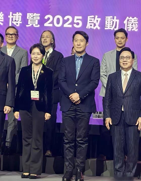 180的黎明站在人群中帅气英俊，老了快60岁还依旧迷人，不愧是当年四大天王里的顶