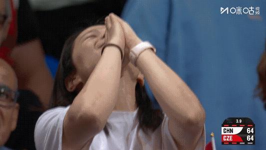 暖心！中国女篮对阵捷克女篮出现温馨一幕:

昨晚，世界杯小组赛中国女篮对阵捷克女