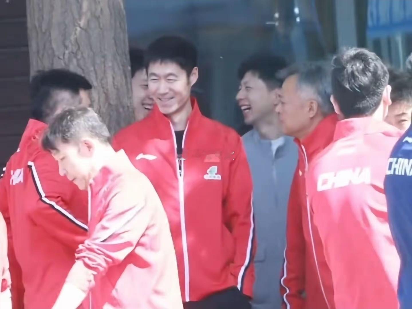 看到龙队目送国乒出征伦敦世乒赛・瞬间破防。一身红衣奔赴赛场・有人奔赴赛场・有人默