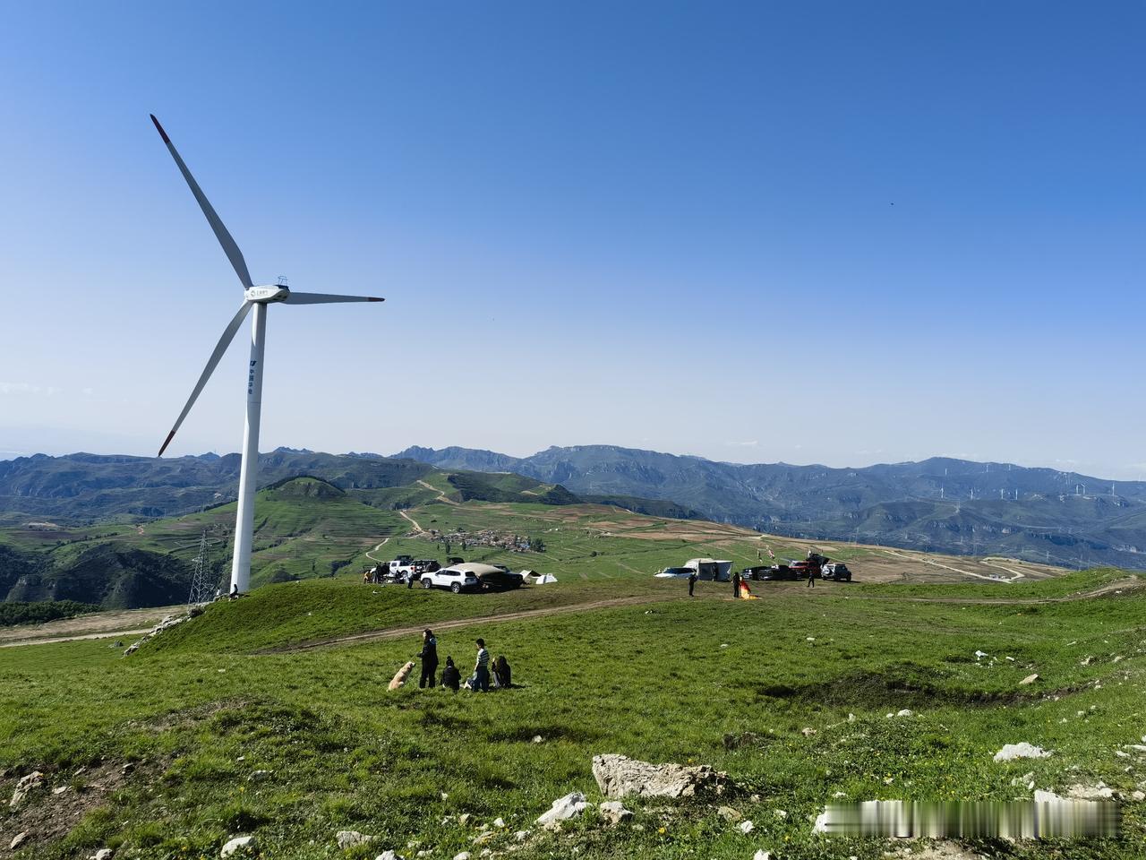 今天给大家分享几张蔚县尖山村小平梁露营地照片。