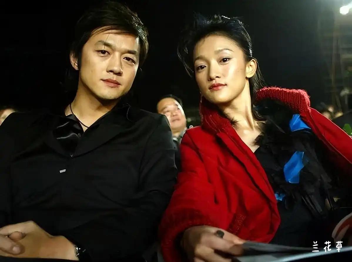 周迅和李亚鹏热恋之时的合影。
那时候，他们都很年轻。那时候，真情和爱情相伴，他们