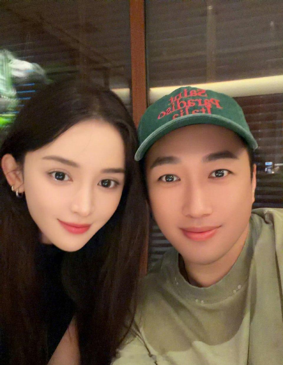 于正十级美颜又添受害者，属实哭笑不得！明明是辨识度超高的大美女，硬被厚重磨皮滤镜