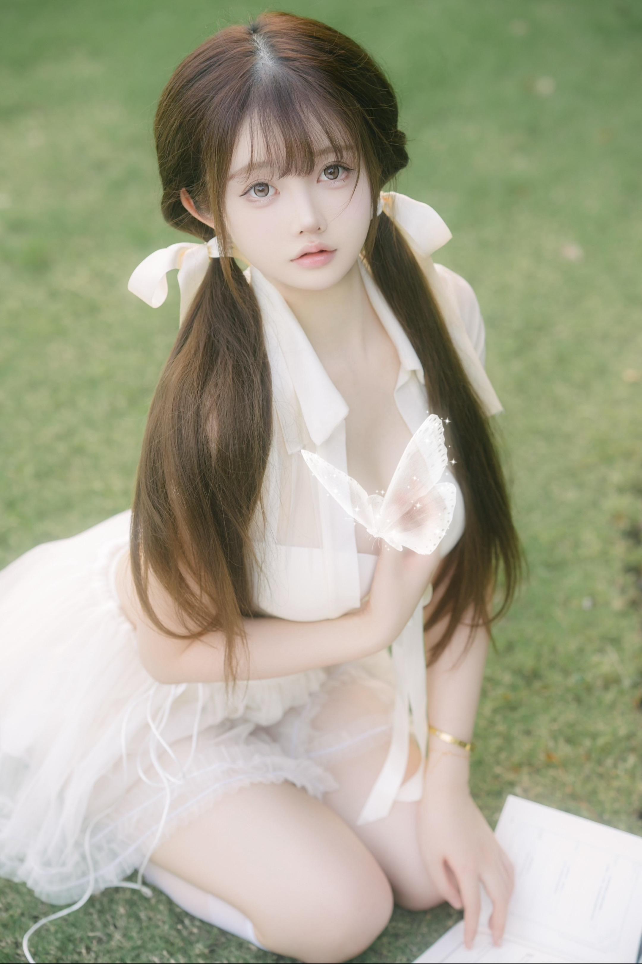 少女的心事散落在绿荫里。