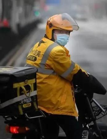 商家的抉择与消费者的期待
在这个外卖平台占据主导地位的时代，商家承受着巨大的压力