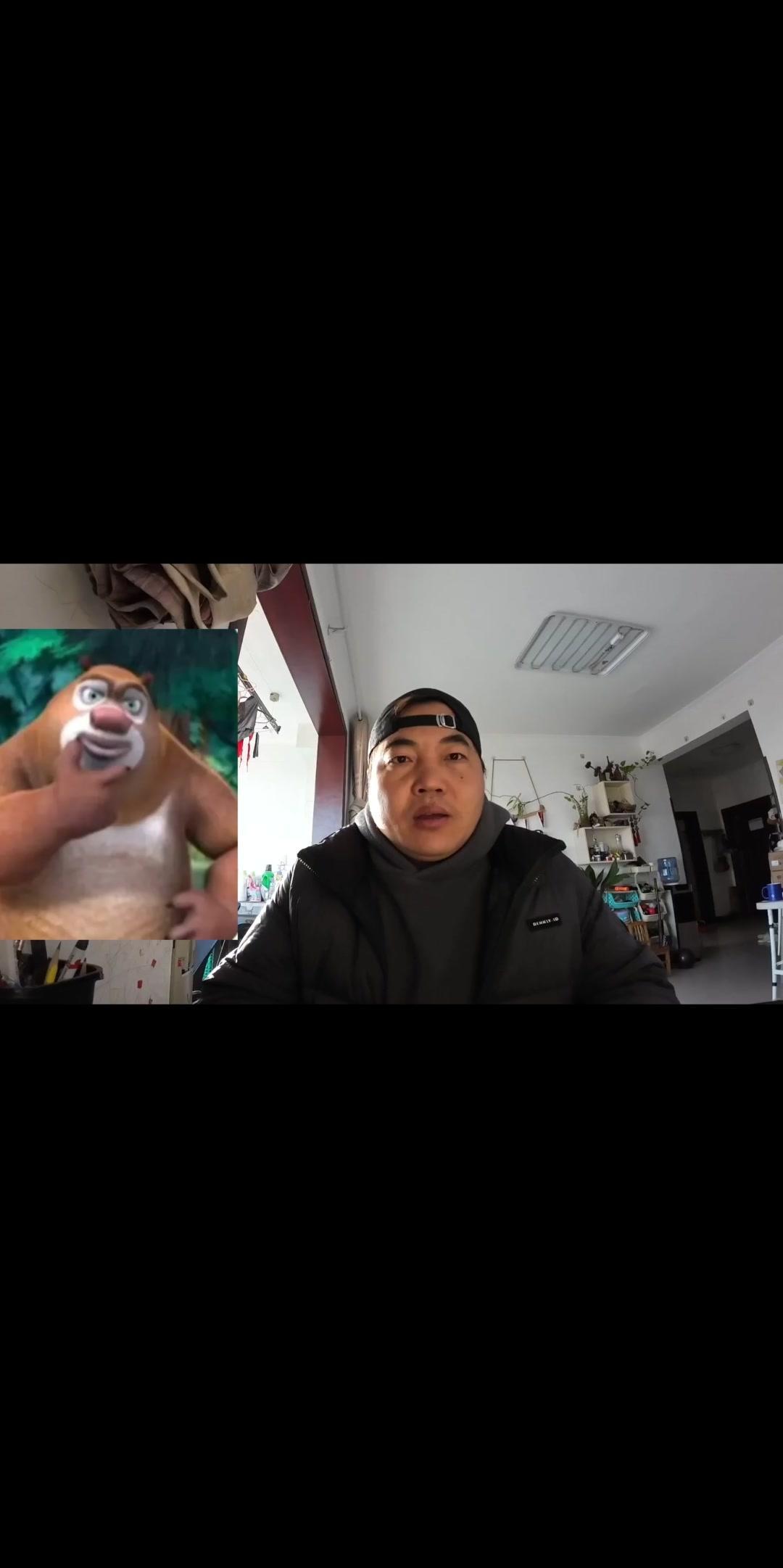 冬日突至，马棚寒风呼啸。主人被戴大盖帽、持冰冷器械的人带走，再未归来。大黑狗战战