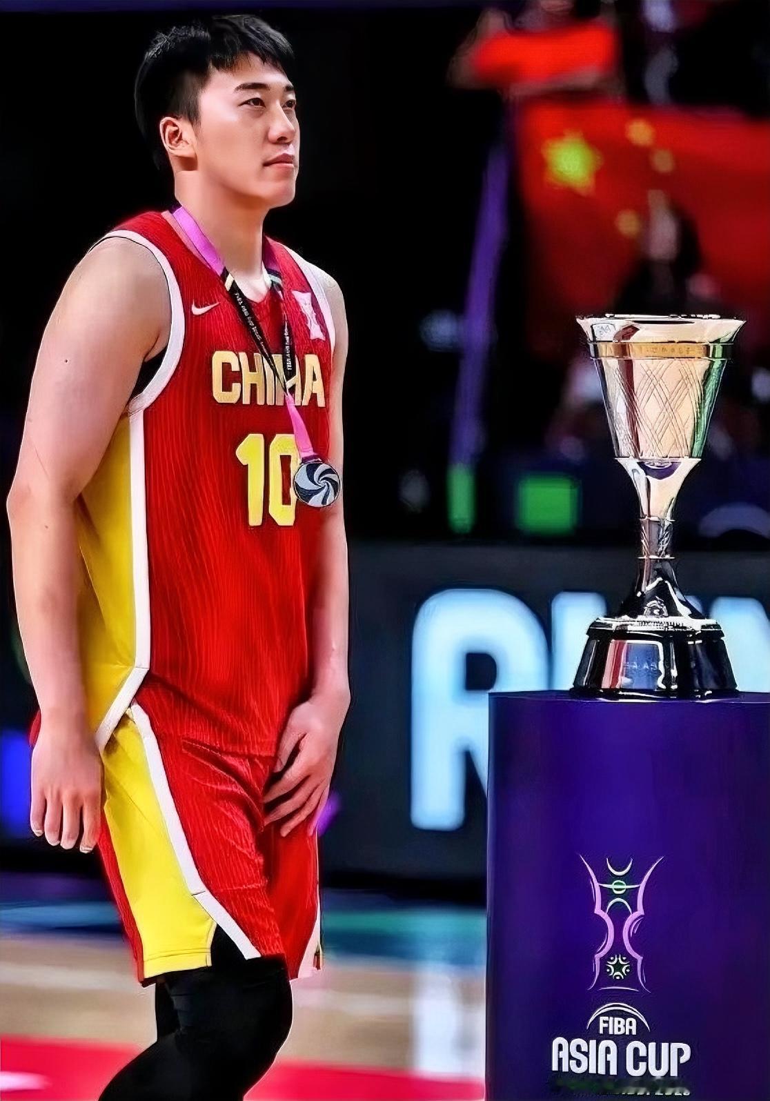 现在回看3个月前的中国男篮，在亚洲杯获得亚军真是机缘巧合！

首先张镇麟和曾凡博