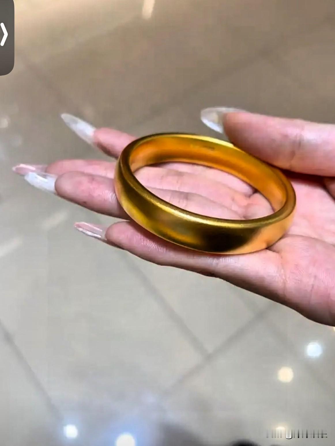 今天为止，
实物金价算是涨疯了，8月13日，一款40克的品牌金镯子，标价直接达到