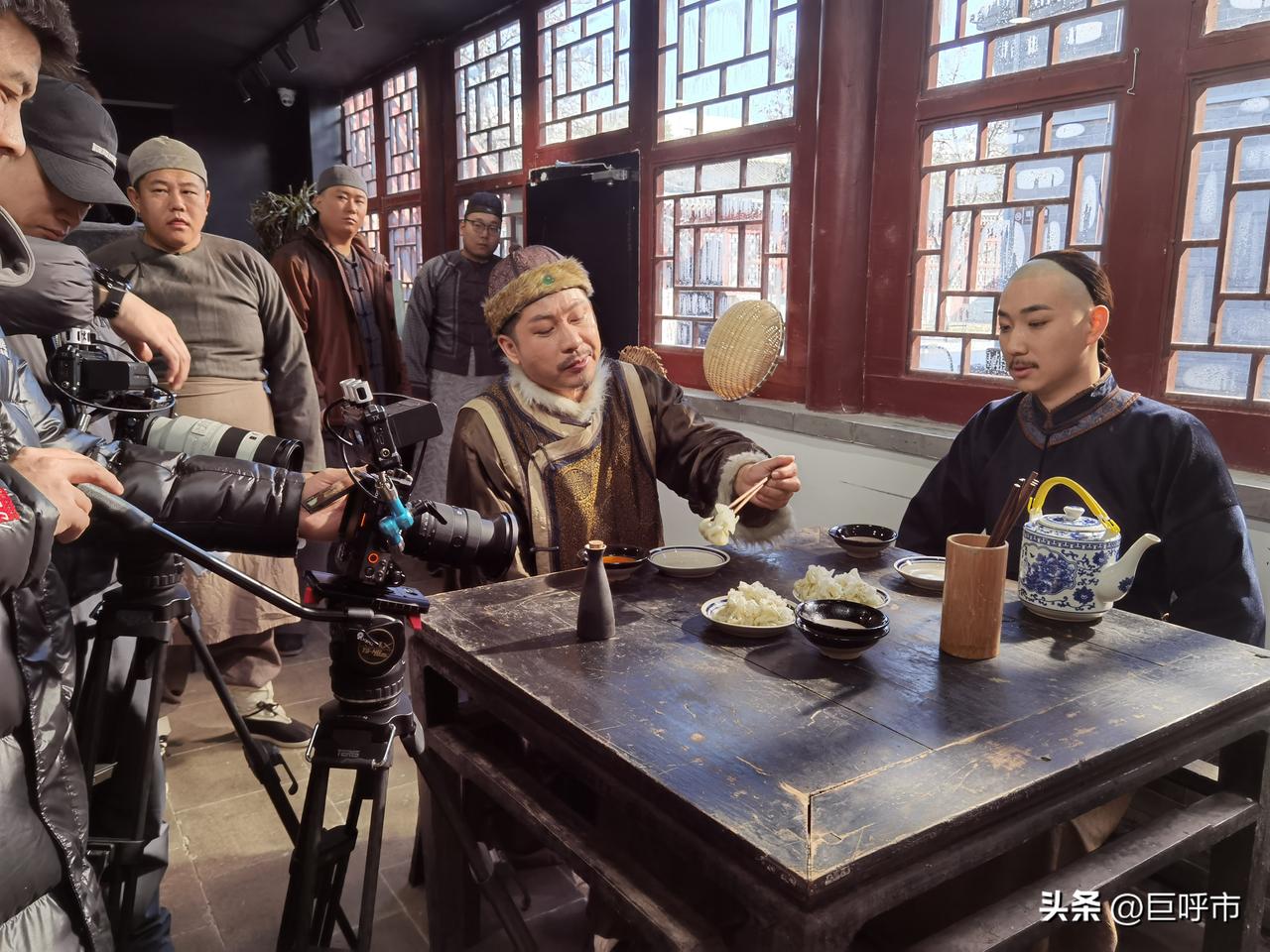 近日，内蒙古本土竖屏微短剧《万里茶道之青砖上的密码》在呼和浩特开机。著名导演王新