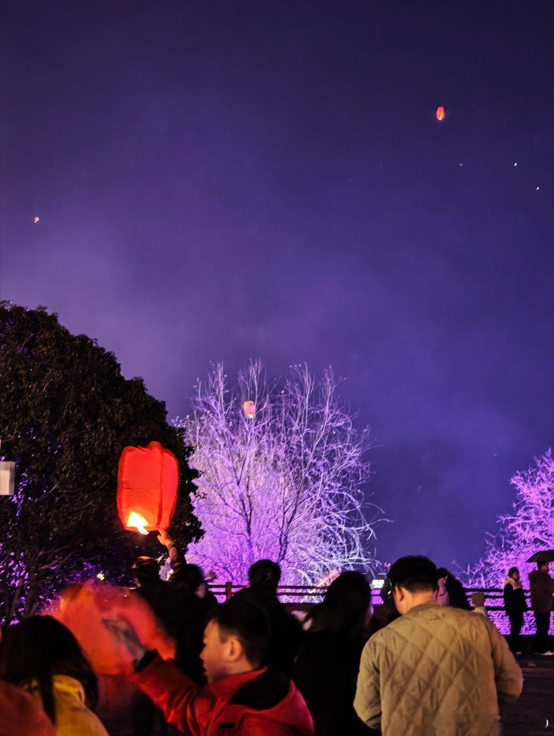 洞庭湖畔岳阳楼岳阳楼下孔明灯 直接飞洞庭湖上了，没有安全隐患，就是开心 