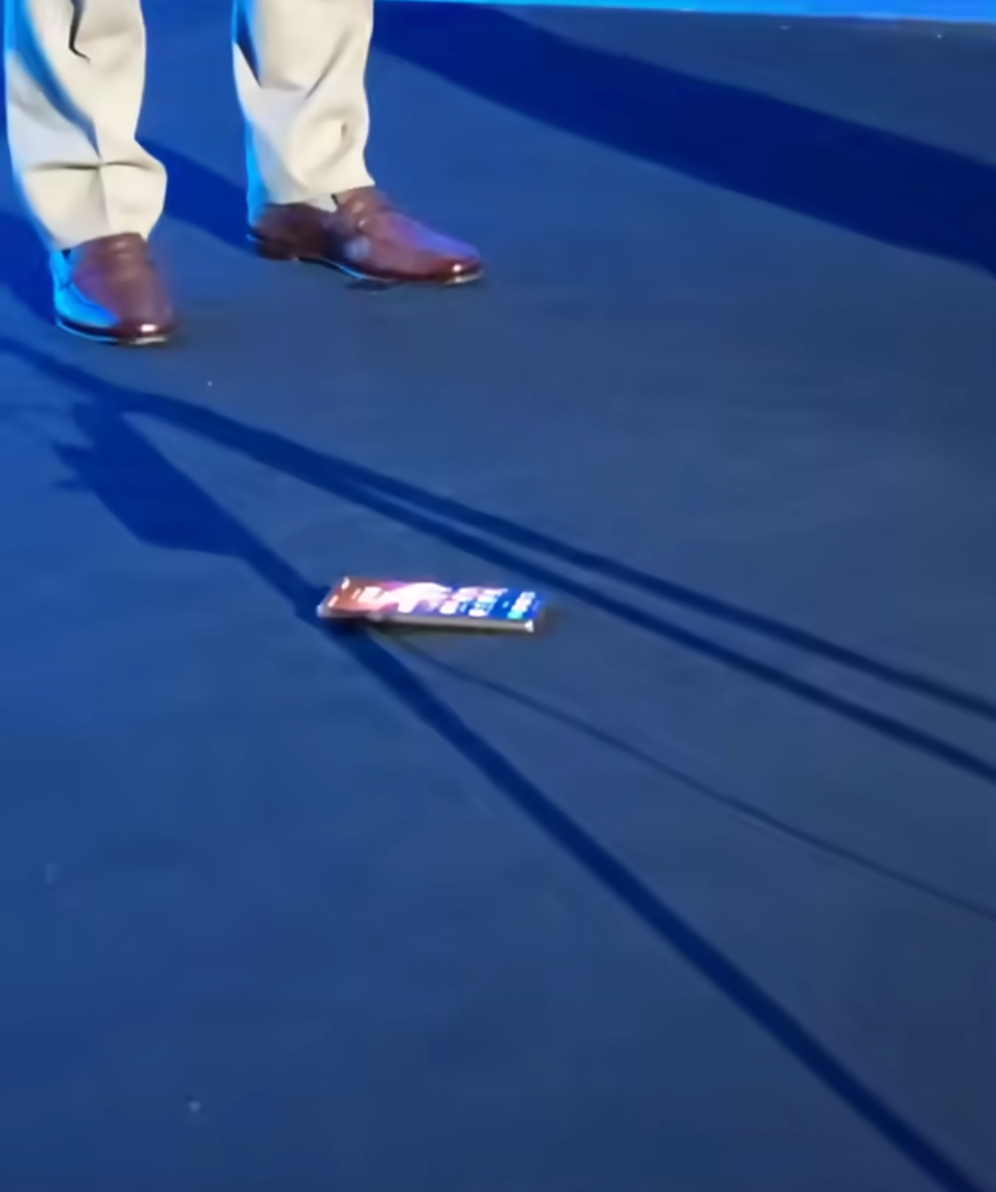 荣耀MagicV6爆改轻薄Air从MWC现场能清晰感受到：荣耀折叠屏技术，已经成