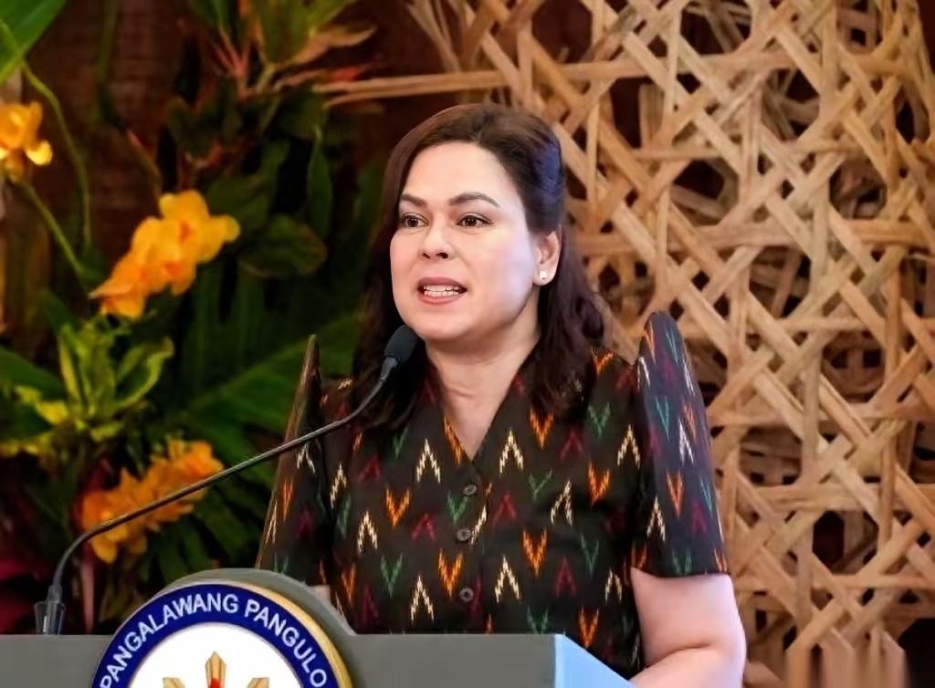 前总统杜特尔特的女儿莎拉，眼看就要被一脚踹下副总统的位子。
她最后的救命稻草，是