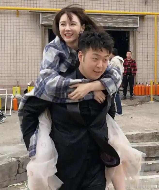 小情侣在一块儿，主打一个吃吃喝喝乐逍遥，减肥？下次一定！杜海涛沈梦辰同款吃法举手