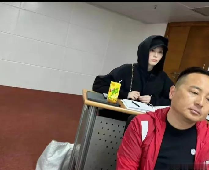 奚梦瑶，突然登上热搜
4月22曰，奚梦瑶突然登上热搜，这次不是跟何猷君秀恩爱，也