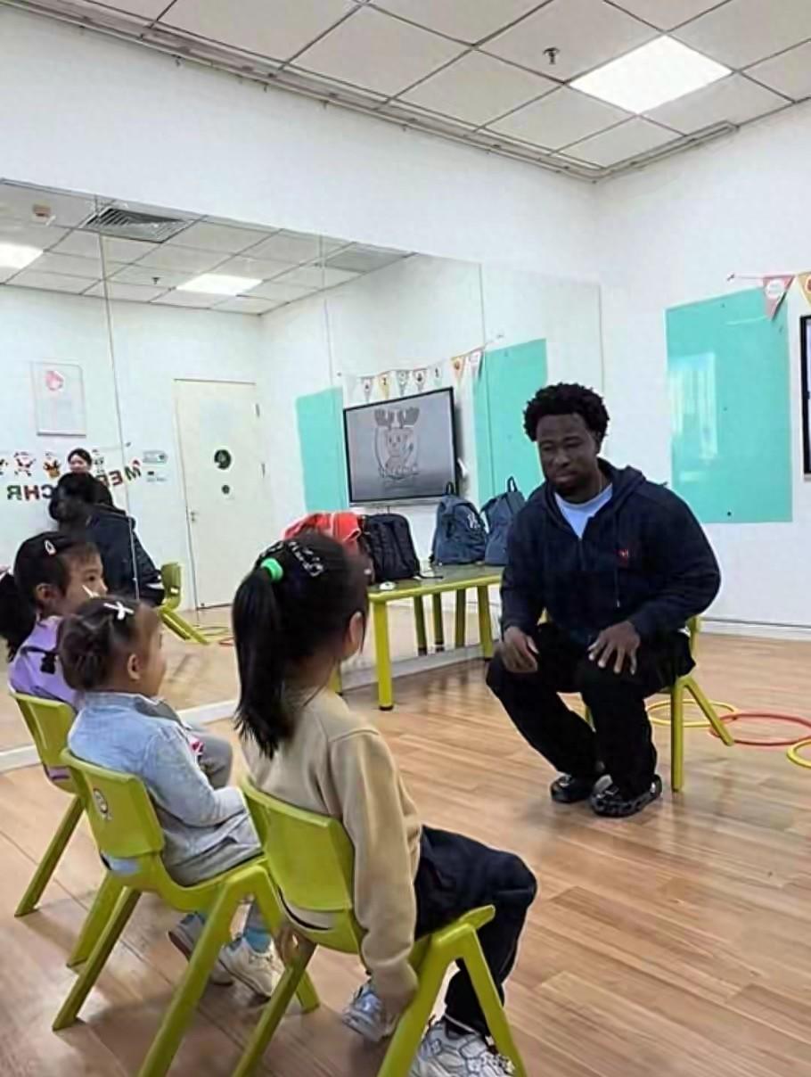 广州天河一名宝妈得知女儿就读的幼儿园新增一名外籍男外教，当天就提交了退园申请。园