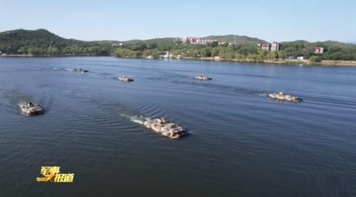轮式装甲车水上泅渡登岸 ​​​