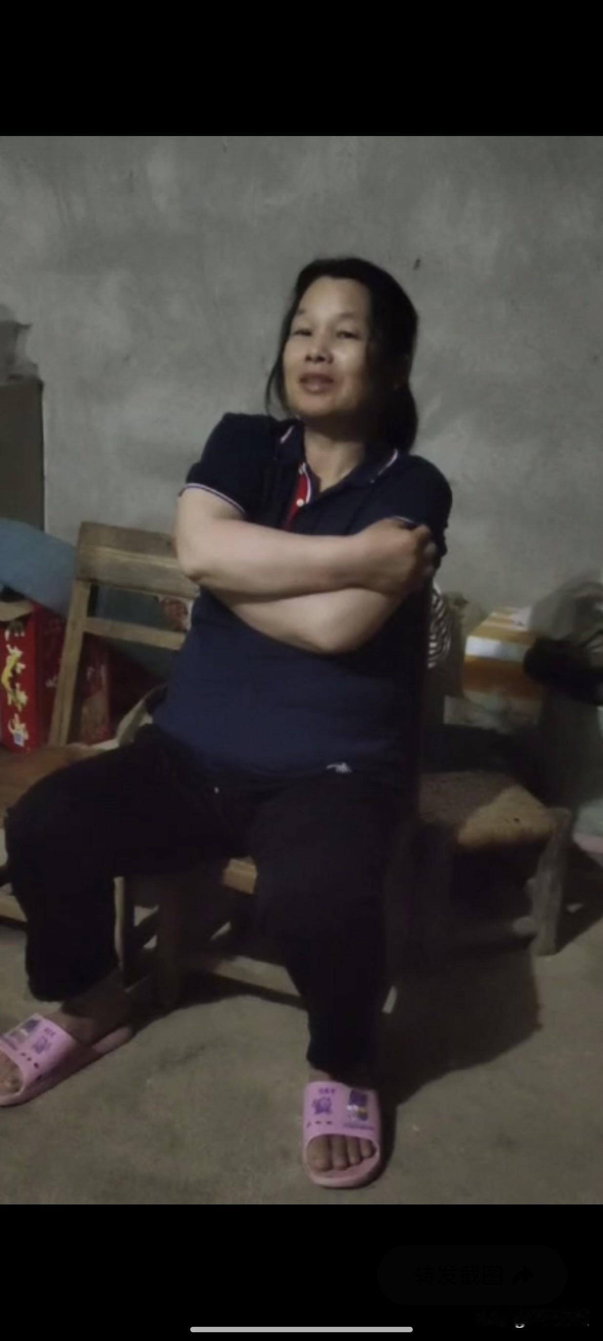 这是我姐前几天给我拍的视频，我对比了一下，我妈过年前出院回来估计没有100斤人，