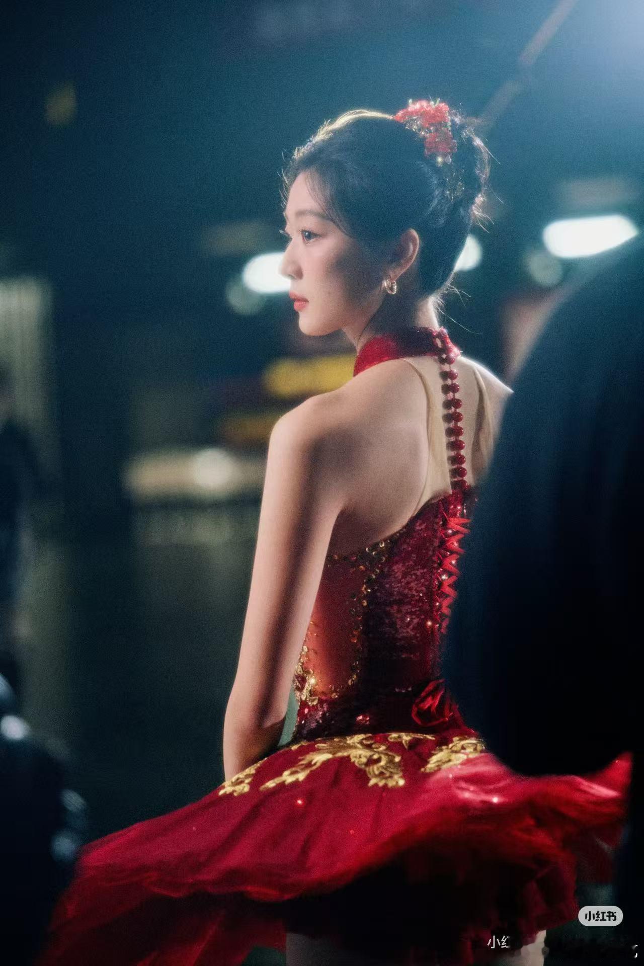 孙千红裙芭蕾 我的天，孙千这个芭蕾舞太美了，她身材怎么这么好啊啊，很健康的那种瘦