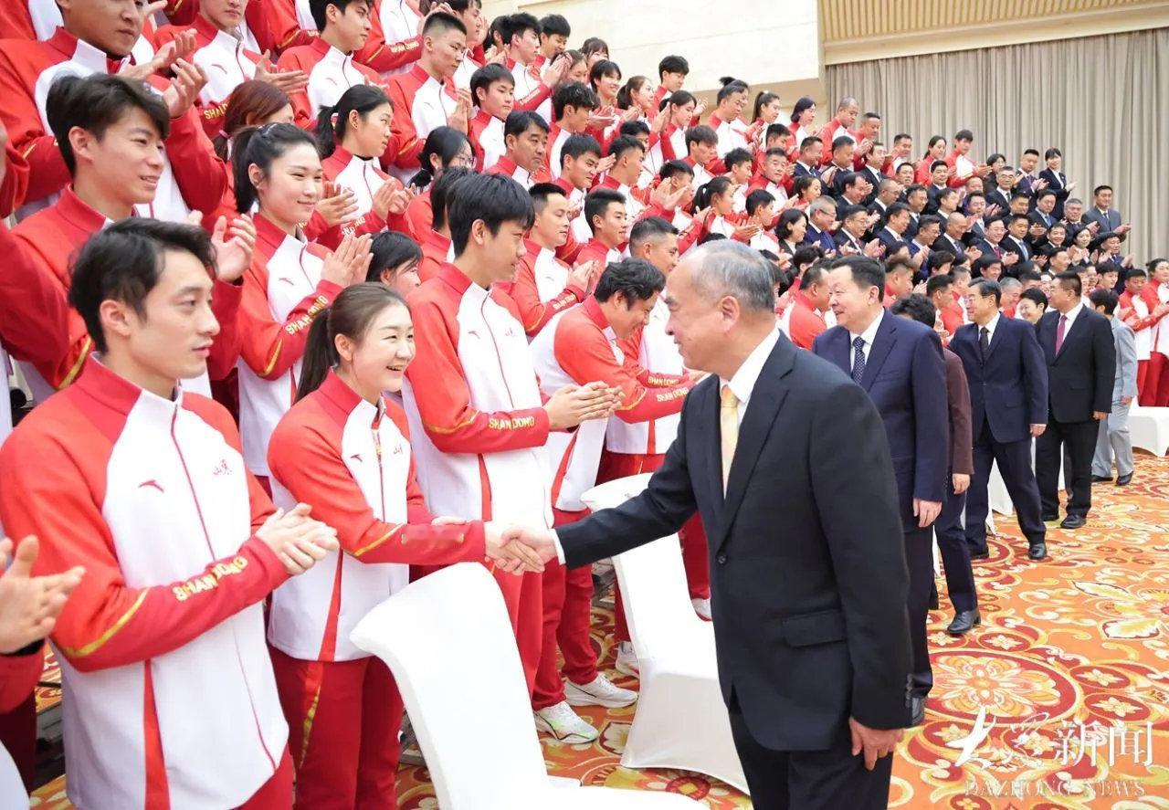 陈梦表彰大会站C位陈梦是奥运四冠王 山东获得奥运金牌数最多的运动员 全运会又获得