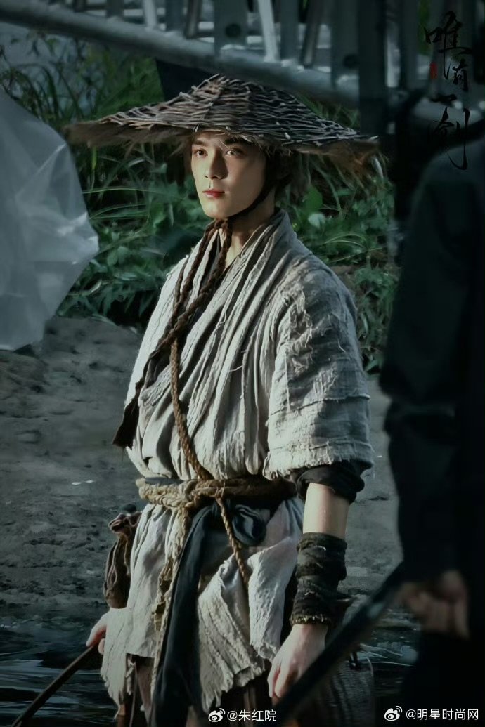 吴磊剑来斗笠麻衣造型吴磊剑来出妆路透 洗得发白的衣衫，藏着逆天改命的胆。吴磊的陈