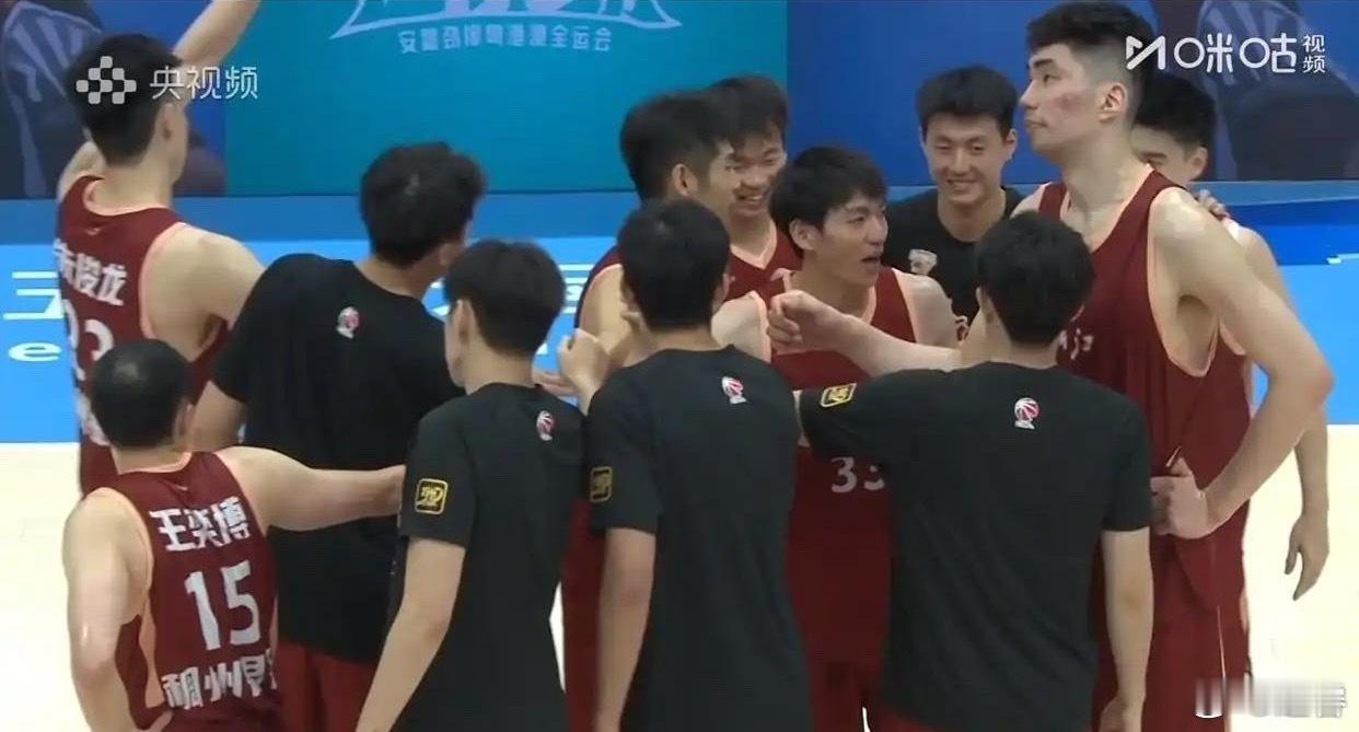 现代篮球：有篮有身体，边跑边射击。那要不那么现代呢？靠近点，再靠近一点… 