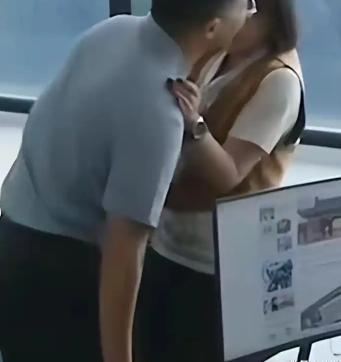 北京，一男子没忍住，在库房突然强吻了一下女同事，女同事花容失色，愤怒的报了警，这