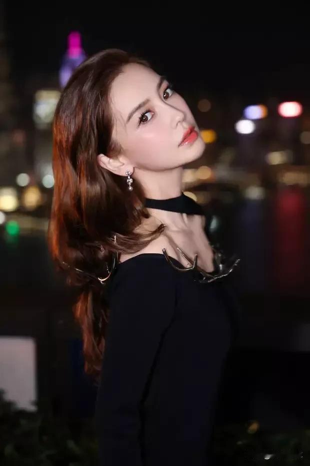 都市夜色下的迷人侧颜，尽显优雅与自信。

11月26日，Angelababy的时