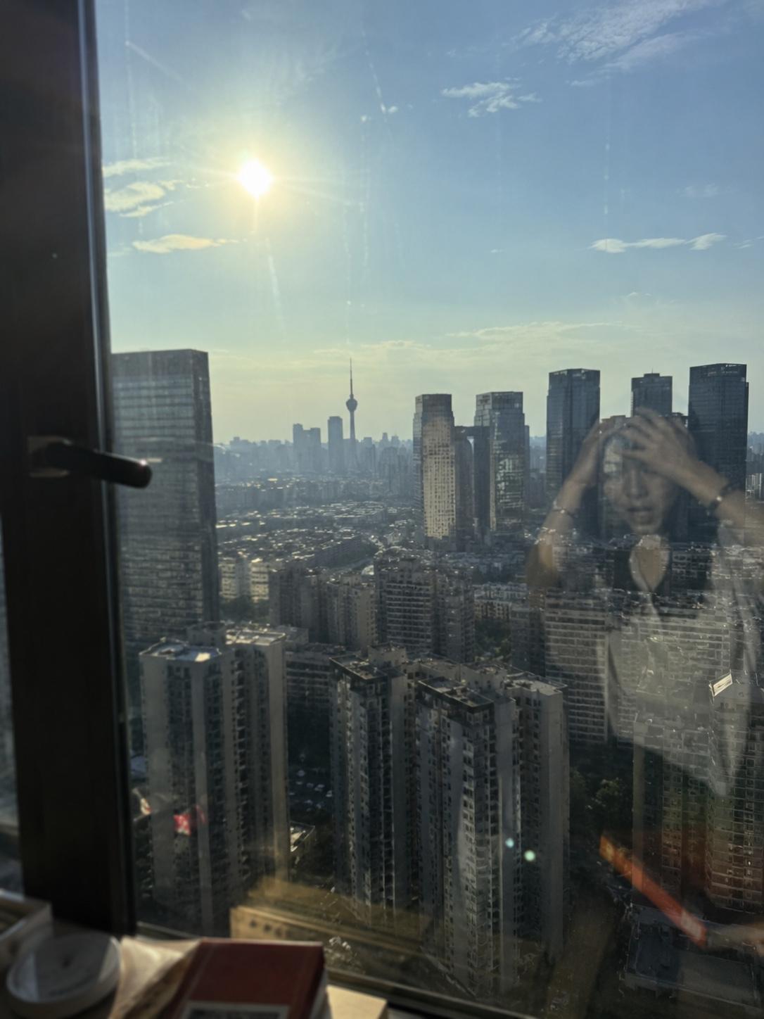 砰一声，我以为地震了。

下午一点多躺沙发上刷手机，突然整栋楼窗户都在震。我家住