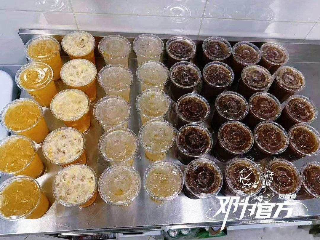 邓为请粉丝吃马卡龙 粉丝应援邓为靠嗓门，邓回应援粉丝靠马卡龙。Laduree一人