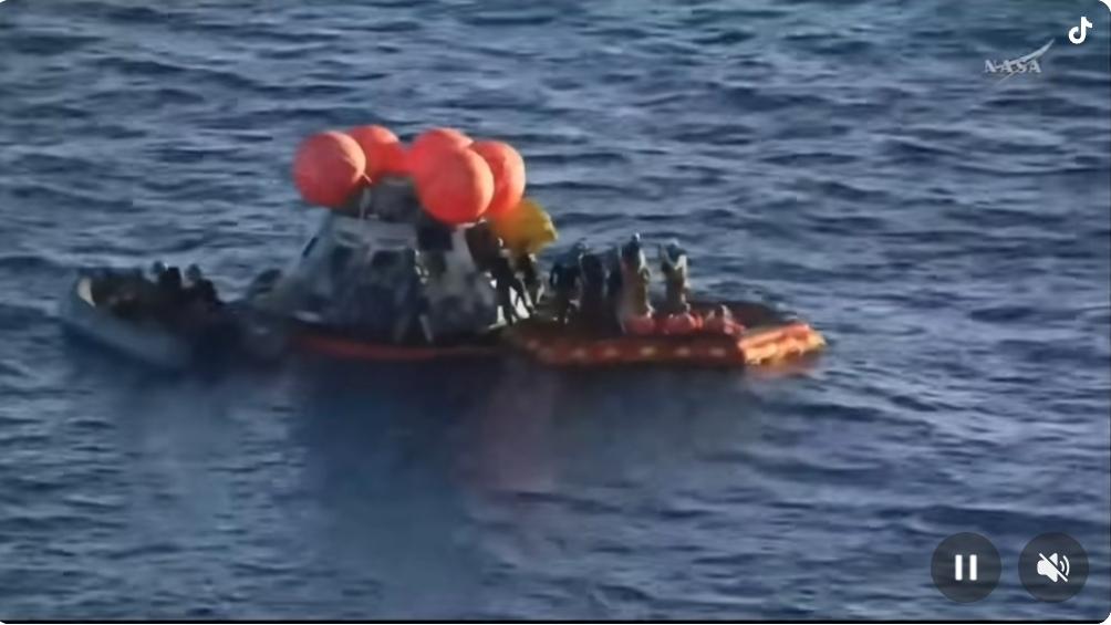 美国连掠月都要造假
为什返回舱气球的颜色变幻莫测？
一会儿是红色？
一会儿是黄色