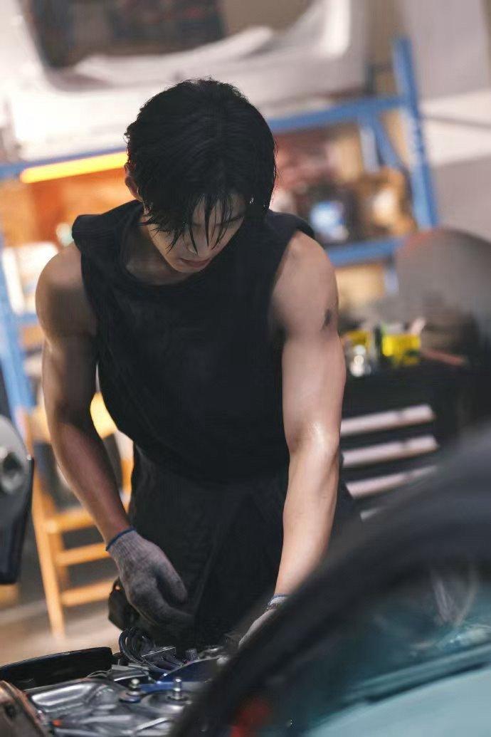 何与 高定糙汉 靳朝这角色简直为何与量身定制！他把糙汉的“糙”演出了高级感，把深