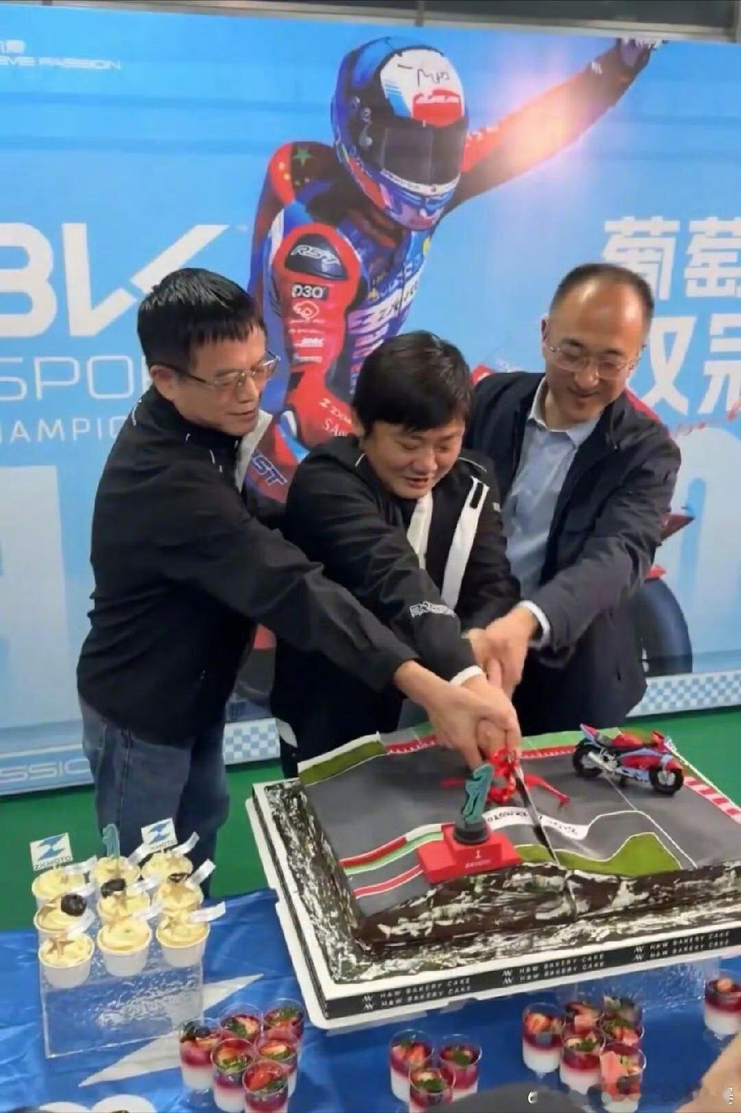 张雪机车首夺世界冠军引爆商业价值：荣耀手机闪电签约最大赞助商，切蛋糕仪式见证国货