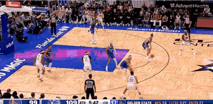 没有圆柱体！库里这球居然都不给犯规！
在今天NBA常规赛勇士对阵魔术的第四节比赛