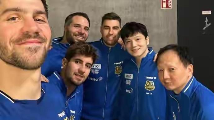 你能想象吗？体坛竟藏着这样一段超暖的跨国情谊，瞬间让无数网友破防！这背后究竟藏着