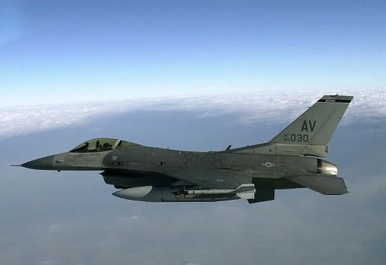 埃及 把家底全搬出来了！ 阵风 、 F-16 、 米格- 29一股脑拉进沙漠，跟