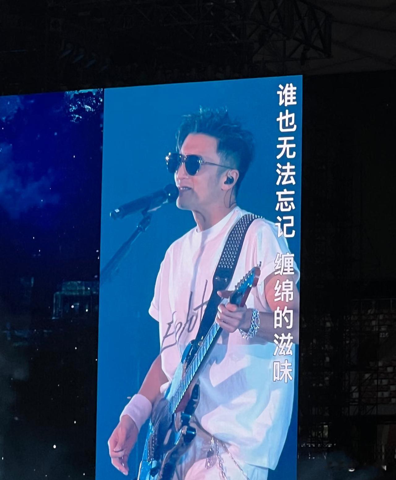 《因为爱所以爱》基本是谢的演唱会必唱曲目。我记得这首歌好像就是当年他俩姐弟恋刚爆