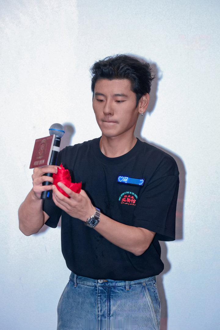 这个马俊生真的很全能，跑得了前厅去得了后厨。关键是情绪价值满满，还能给客人一些小