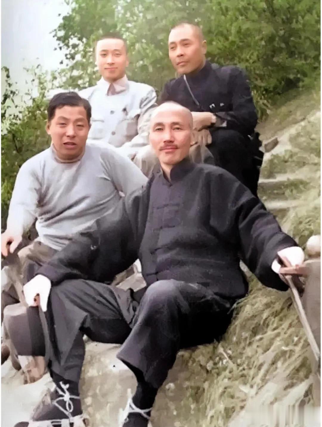 1936年10月，49岁蒋公和36岁的张少帅同游华山合影。一个月后，震惊中外的西