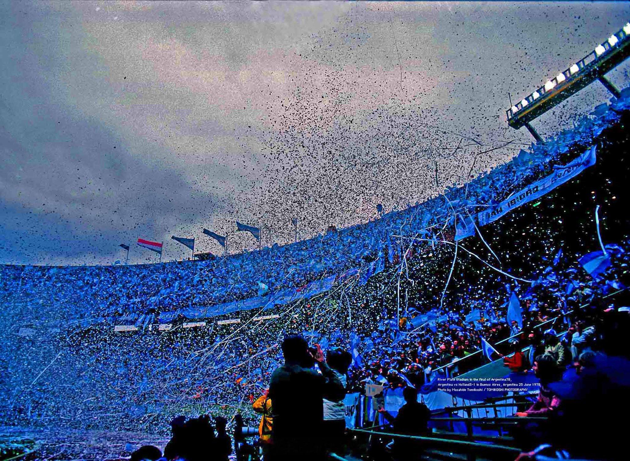 这是1978年世界杯决赛阿根廷国家队对阵荷兰队时，河床纪念碑球场迎接阿根廷队时的