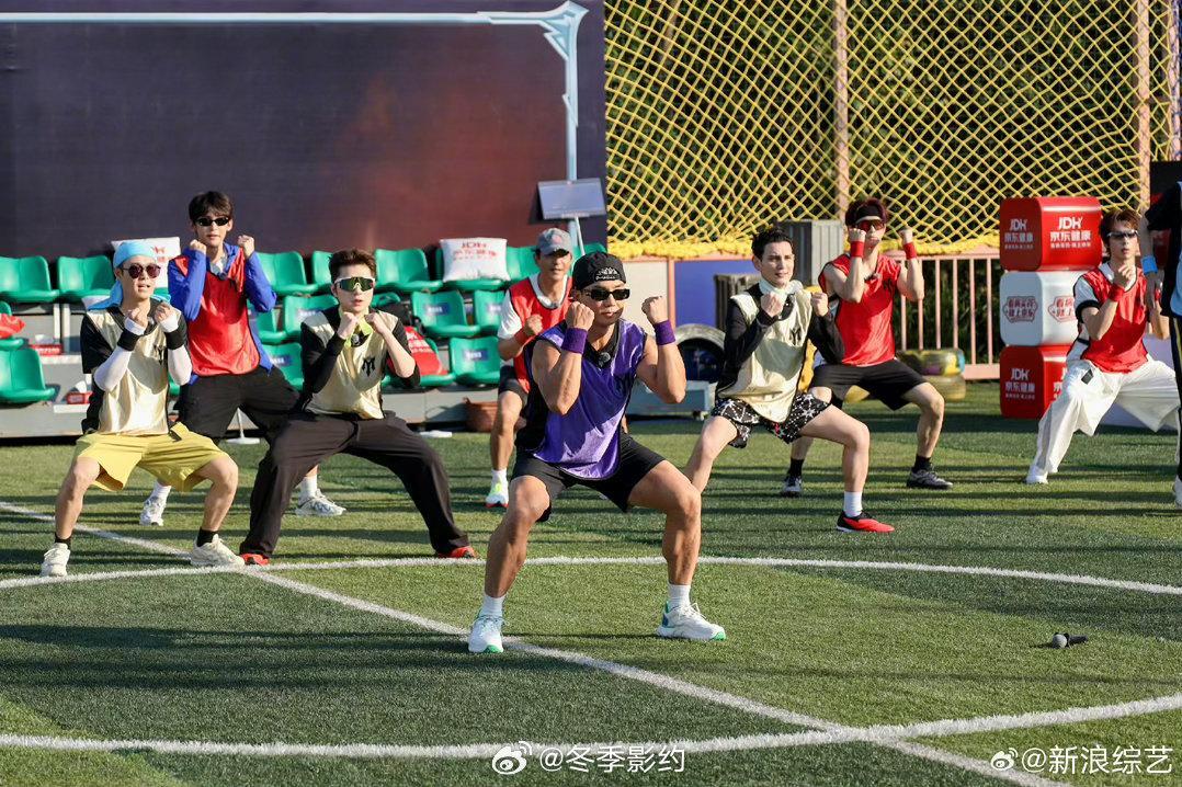 披荆斩棘教你全民增肌操披荆斩棘披荆斩棘三公运动会 我妈路过看我跟着哥哥们跳操，说